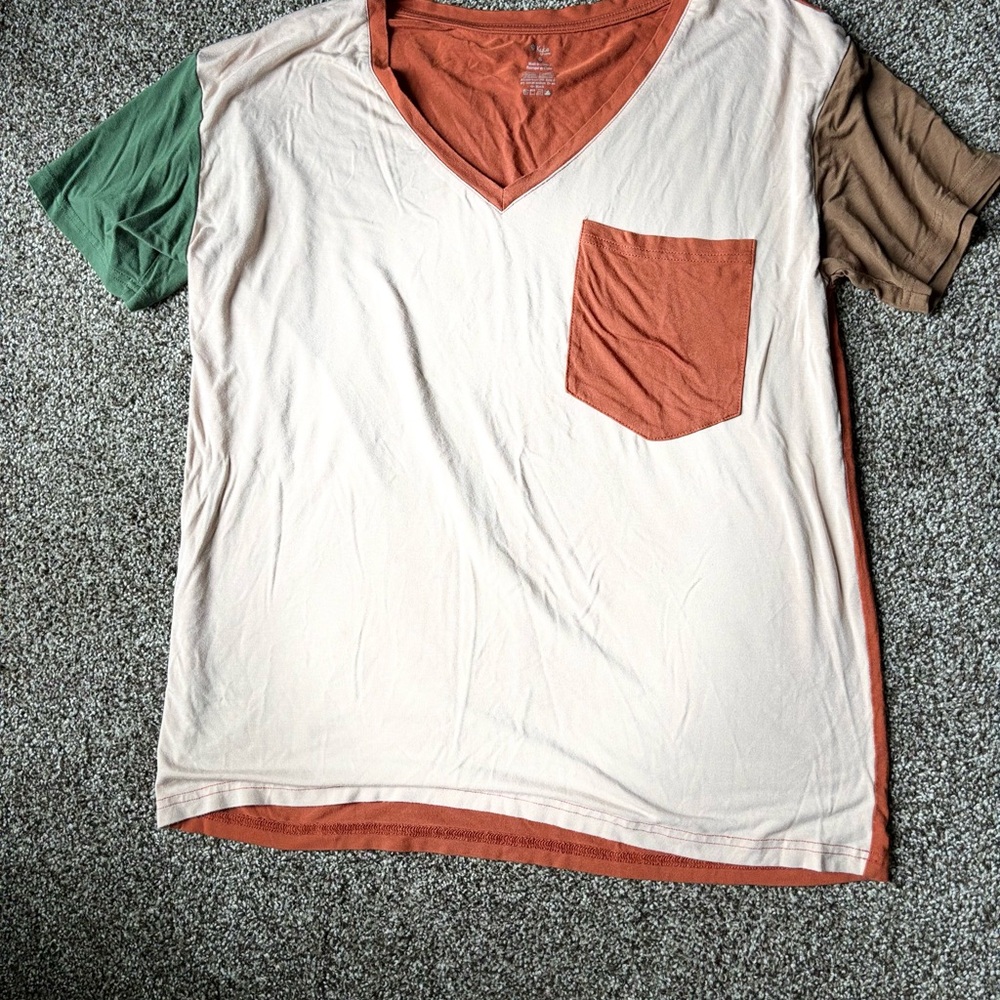 Relaxed fit color block pocket tee